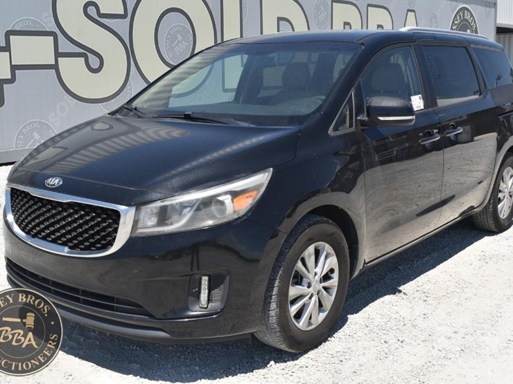 2015-kia-sedona-lx-image-1