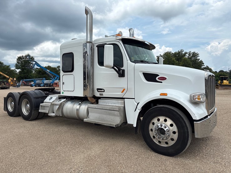 2020-peterbilt-567-image-2