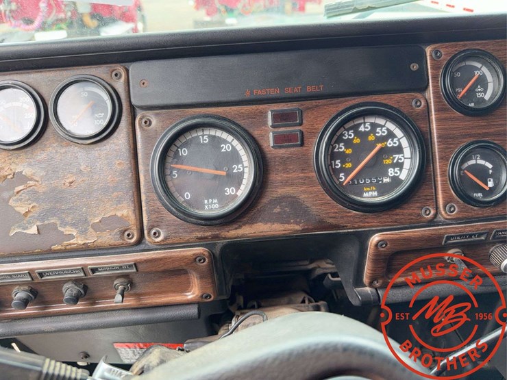 1997-freightliner-fld120-image-14
