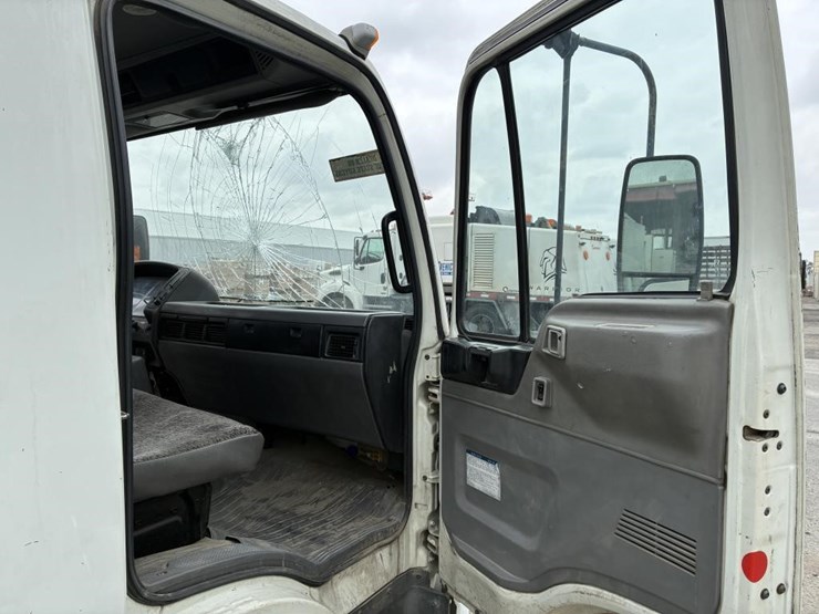 2002-hino-fb1817-image-15