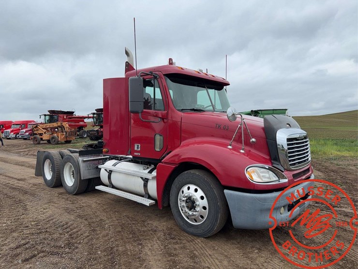 2007-freightliner-columbia-120-image-1