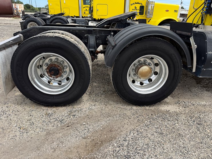 2013-peterbilt-389-image-17
