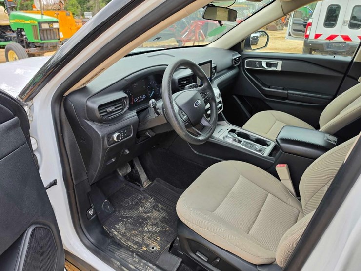 2021-ford-explorer-image-15
