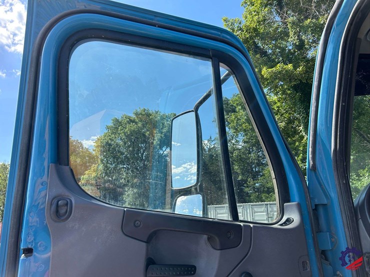 2010-freightliner-m2-106-image-107