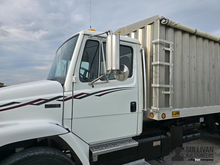 2000-freightliner-fl80-image-11