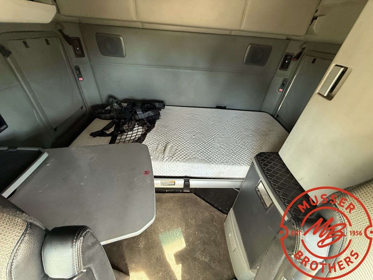 2020-kenworth-t680-image-36