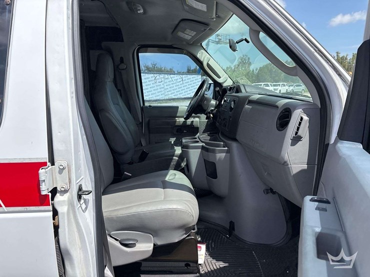 2014-ford-e-150-cargo-van-image-21