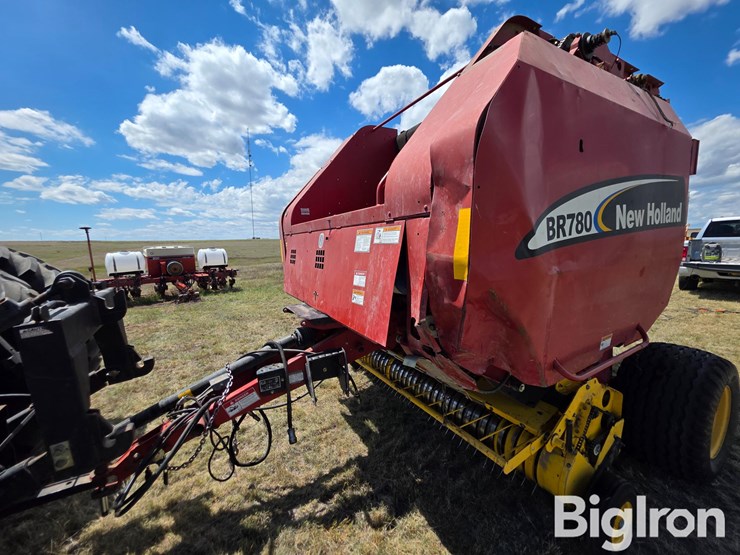 new-holland-br780-image-1