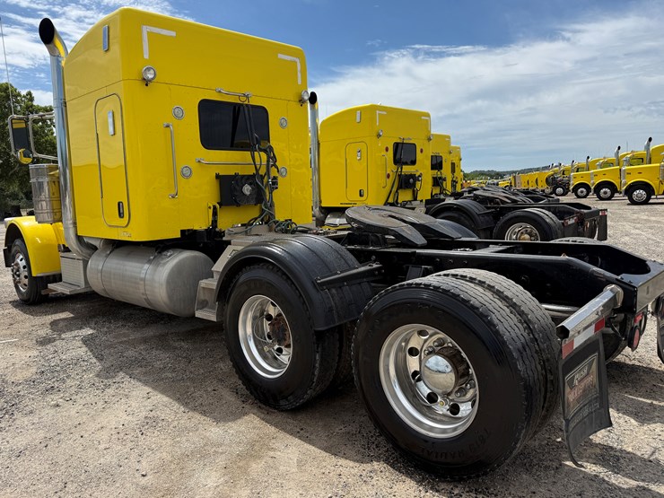2014-peterbilt-389-image-7