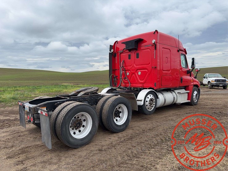 2013-freightliner-cascadia-125-image-3
