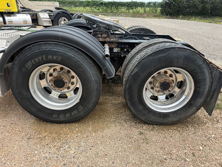 2015-kenworth-t800-image-17