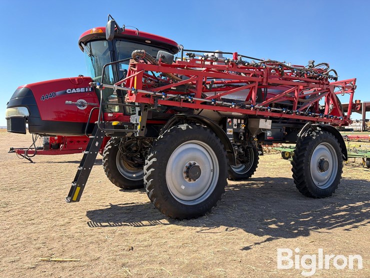2017-case-ih-patriot-4440-image-1