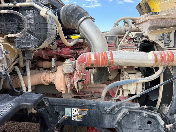 2018-peterbilt-567-image-10