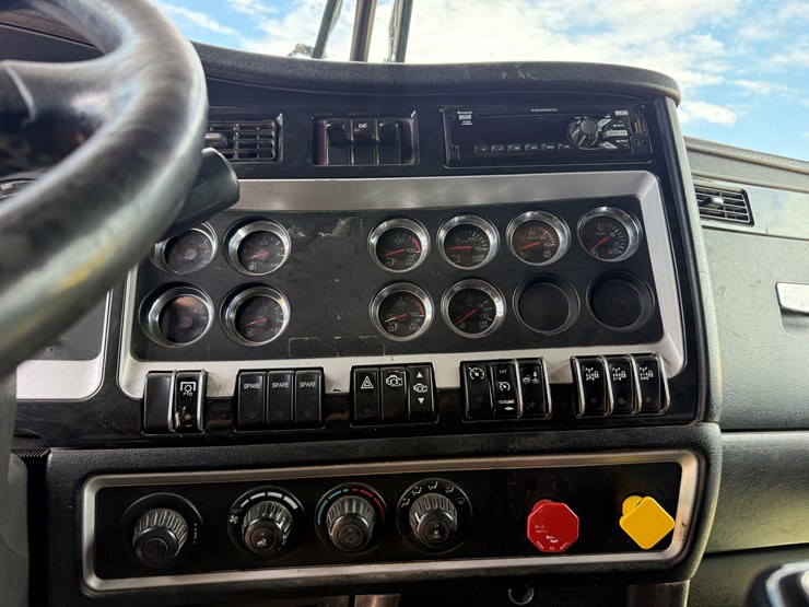 2016-kenworth-t800-image-12