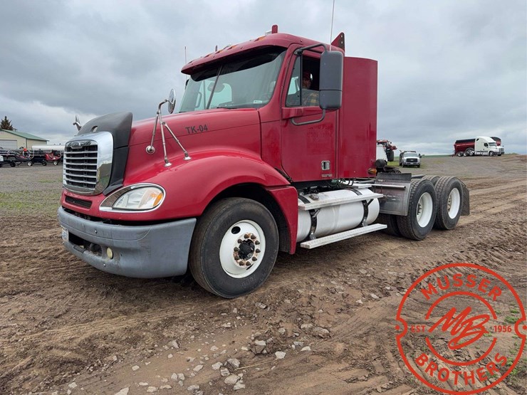 2007-freightliner-columbia-120-image-7
