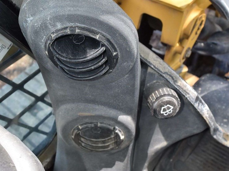 2018-caterpillar-d2-image-46