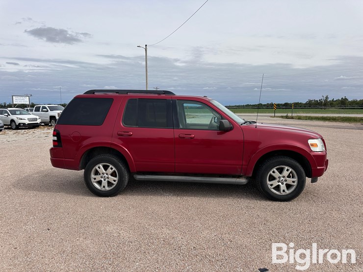 2010-ford-explorer-xlt-image-4
