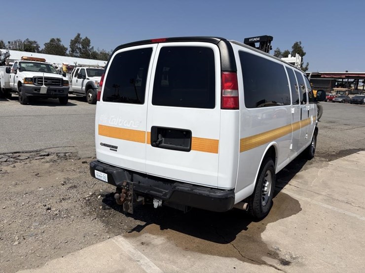 2016-chevrolet-express-3500-image-3