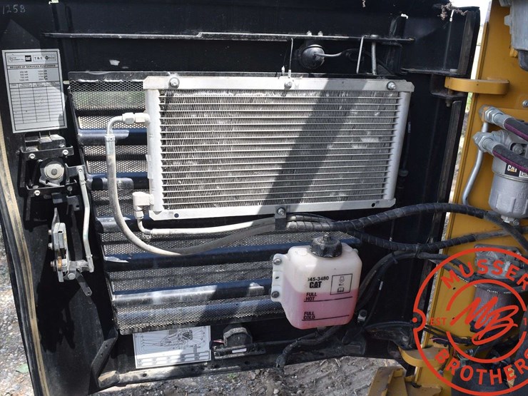 2016-caterpillar-d2-image-39