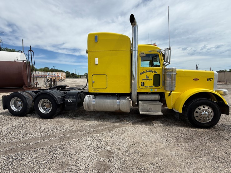 2015-peterbilt-389-image-4