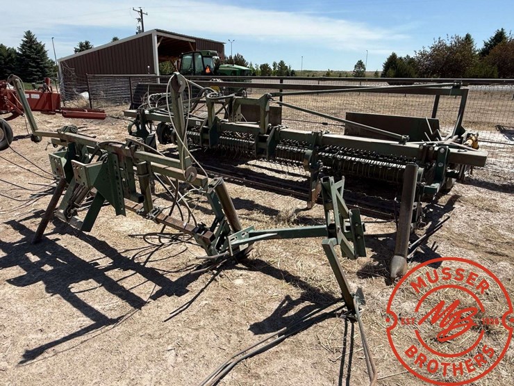 1993-pickett-12-row-bean-cutter-image-3