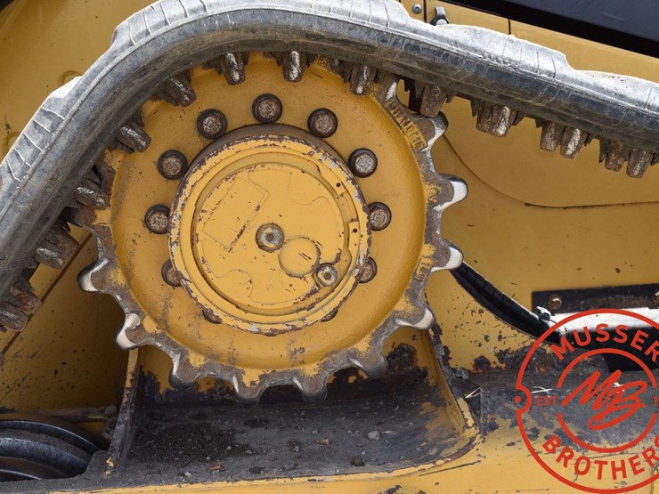 2016-caterpillar-d2-image-25
