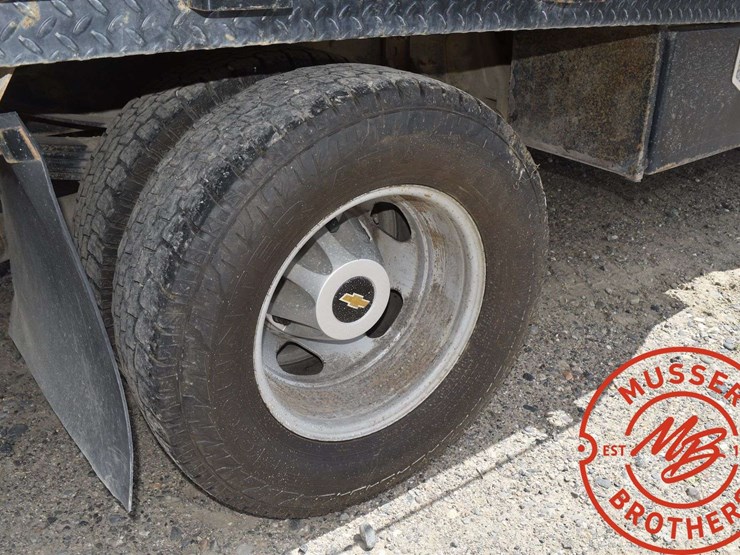2015-chevrolet-3500-image-21
