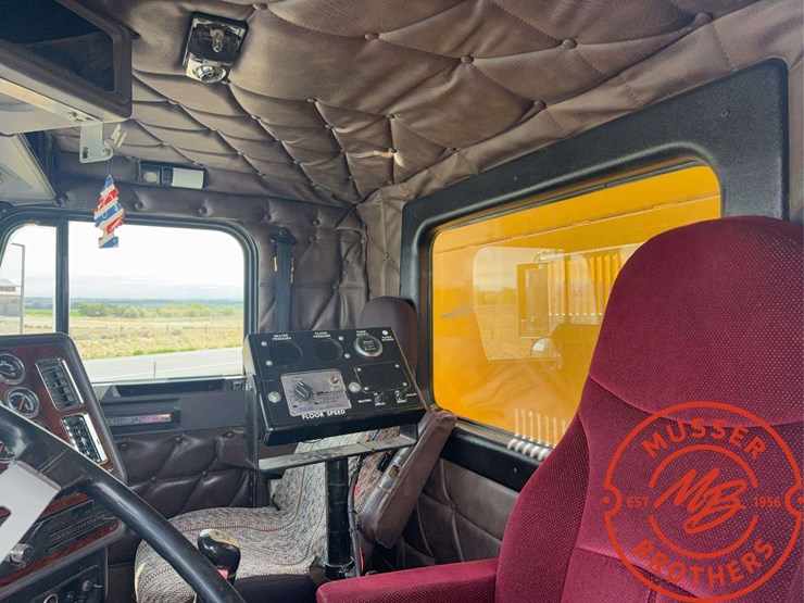 2000-freightliner-fld120-image-30