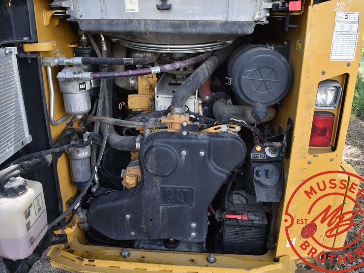 2017-caterpillar-d2-image-37