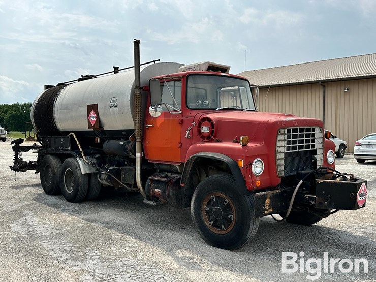 1979-ford-8000-image-3
