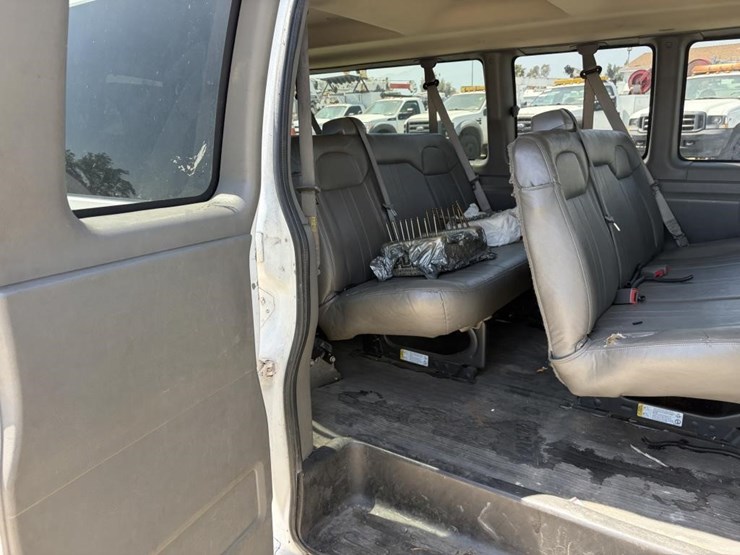 2016-chevrolet-express-3500-image-14