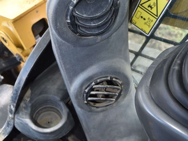 2016-caterpillar-d2-image-48