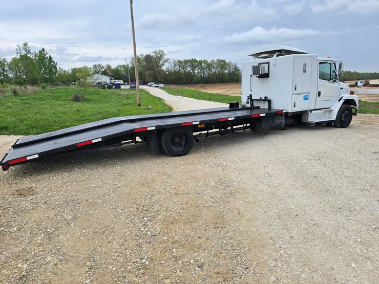 2001-freightliner-fl60-image-15