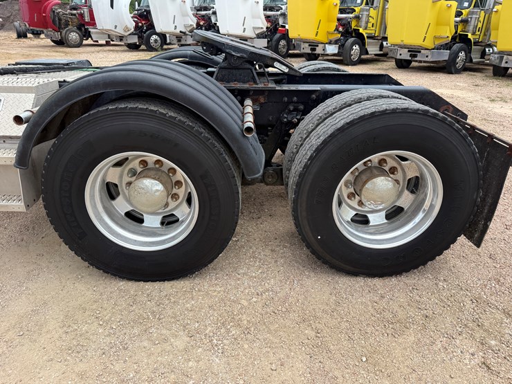 2015-kenworth-t800-image-17