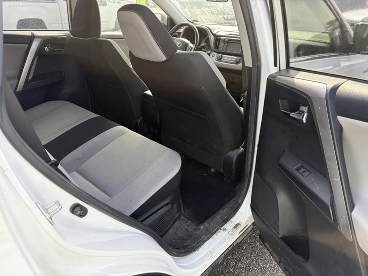 2016-toyota-rav4-image-10