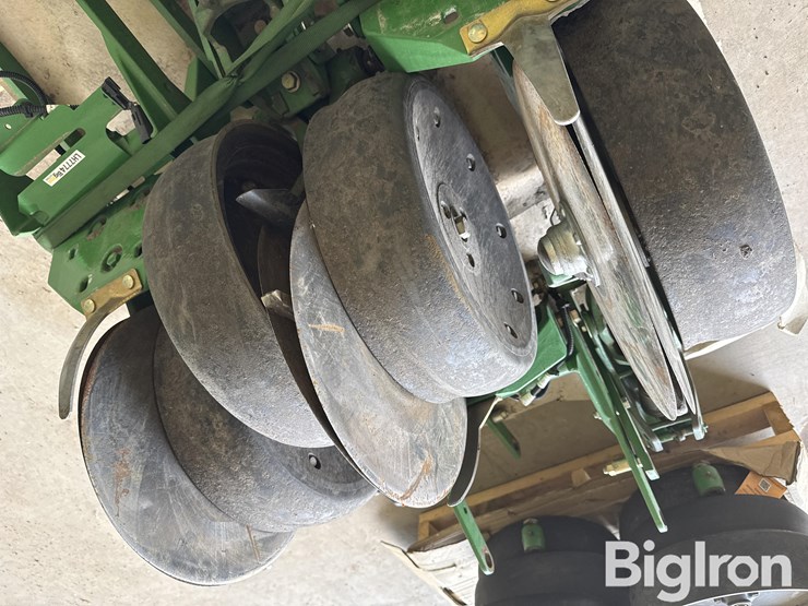 john-deere-planter-units-w/roller-wheels-image-17