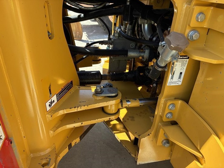 2018-deere-644k-image-13