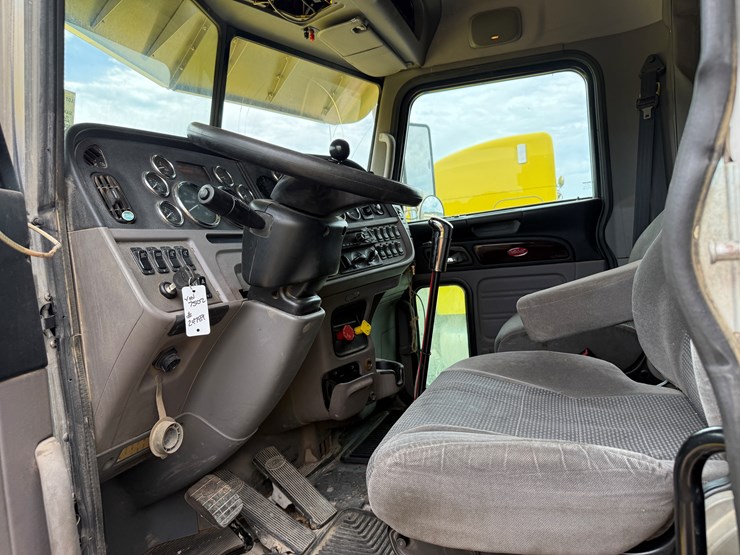 2014-peterbilt-389-image-11