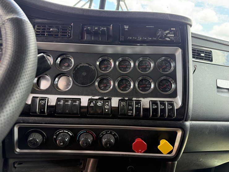 2016-kenworth-t800-image-12