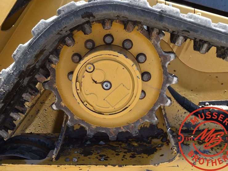 2016-caterpillar-d2-image-24