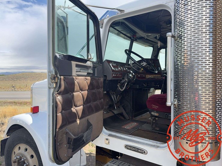 2000-freightliner-fld120-image-26