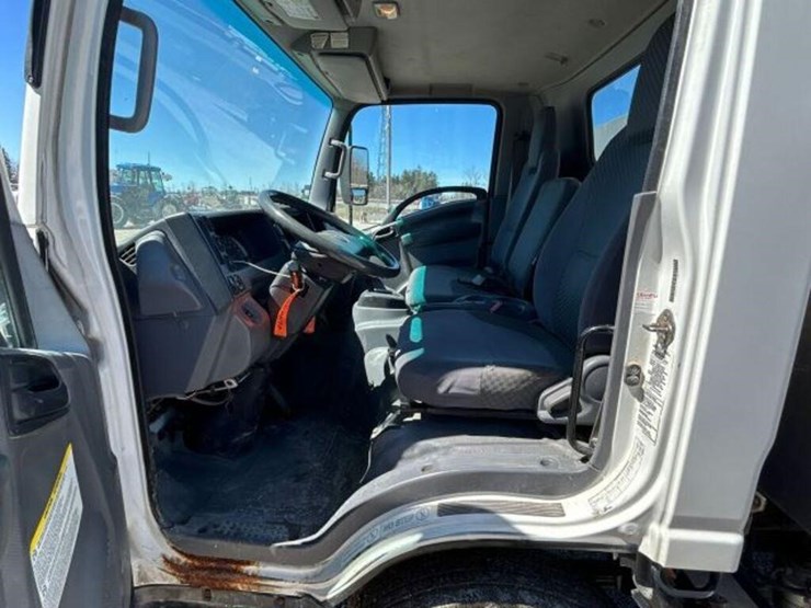 2015-isuzu-nrr-image-15