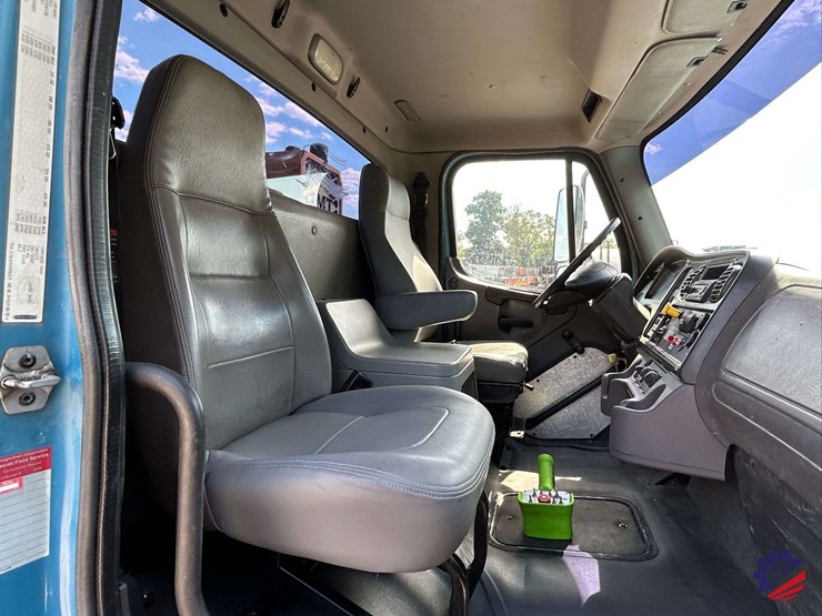 2010-freightliner-m2-106-image-102