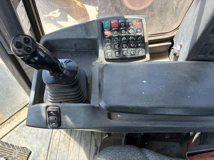 2018-deere-644k-image-22