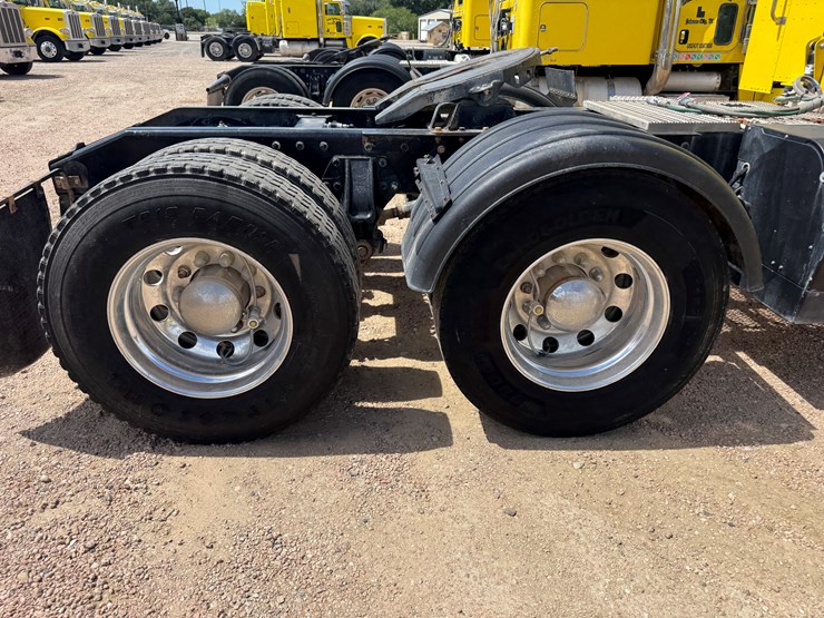 2014-peterbilt-389-image-16