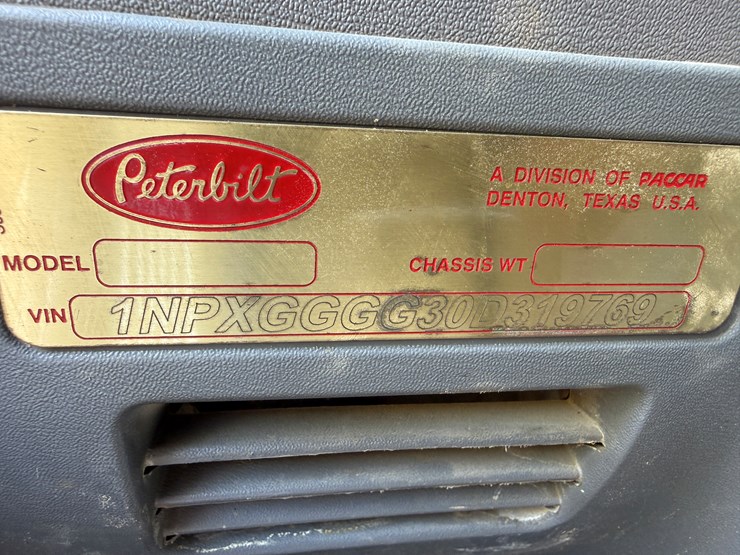 2015-peterbilt-389-image-19