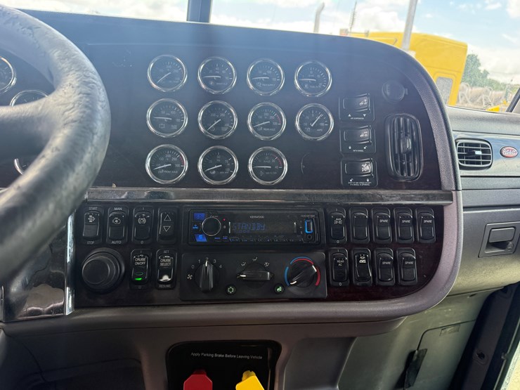 2014-peterbilt-389-image-12