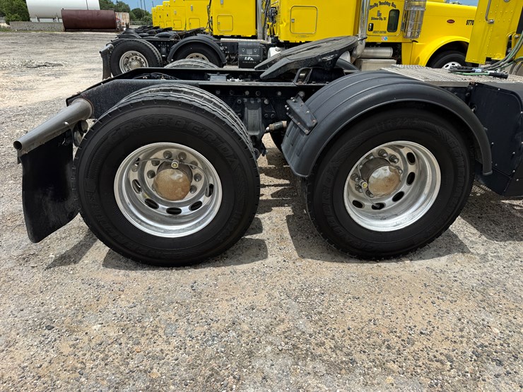 2014-peterbilt-389-image-16