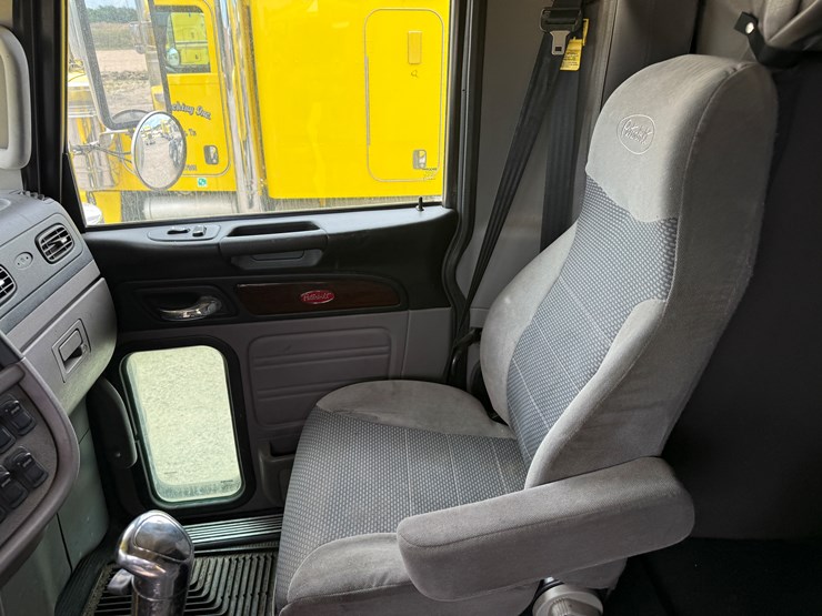 2015-peterbilt-389-image-12