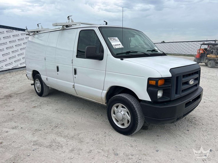 2014-ford-cargo-image-2